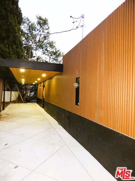 8750 Skyline Dr, Los Angeles CA  90046-1422 exterior