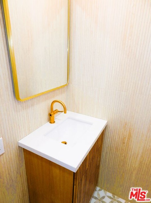 8750 Skyline Dr, Los Angeles CA  90046-1422 exterior