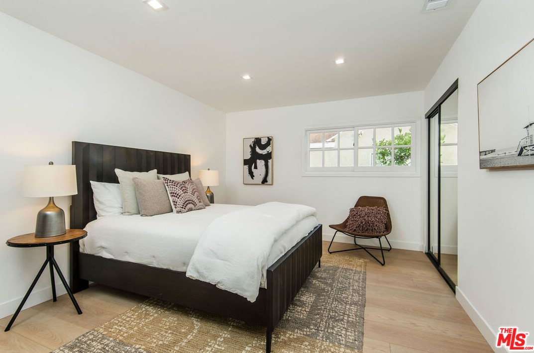 3207 Corinth Ave, Los Angeles CA  90066-1310 exterior