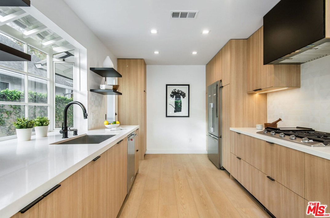 3207 Corinth Ave, Los Angeles CA  90066-1310 exterior
