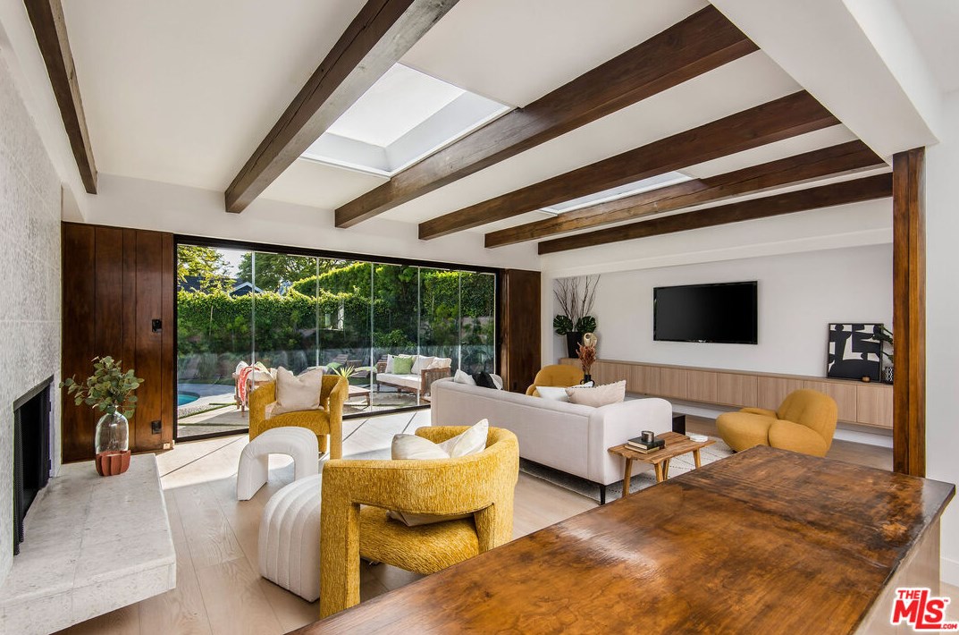 3207 Corinth Ave, Los Angeles CA  90066-1310 exterior