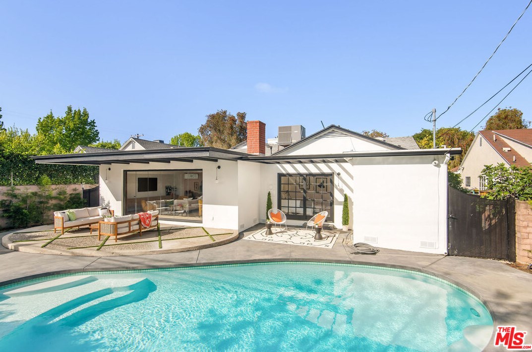 3207 Corinth Ave, Los Angeles CA  90066-1310 exterior