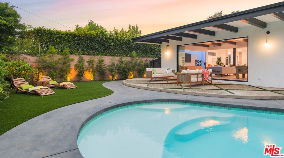 3207 Corinth Ave, Los Angeles CA  90066-1310 exterior