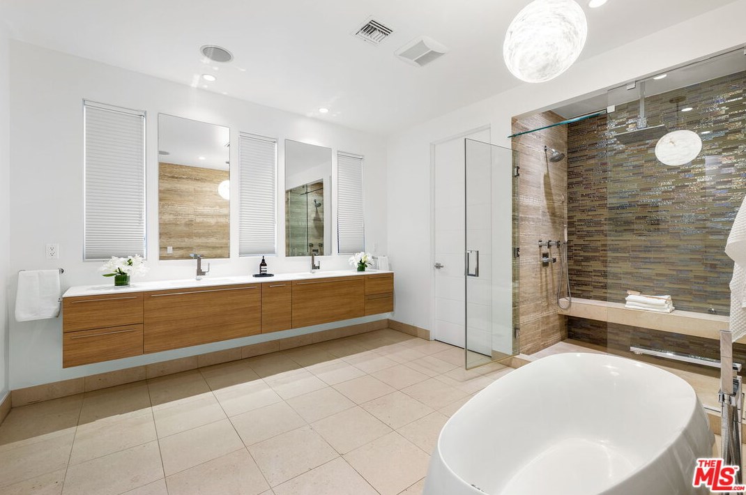 6370 Lindenhurst Ave, Los Angeles CA  90048-4730 exterior