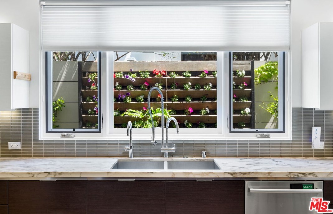 6370 Lindenhurst Ave, Los Angeles CA  90048-4730 exterior