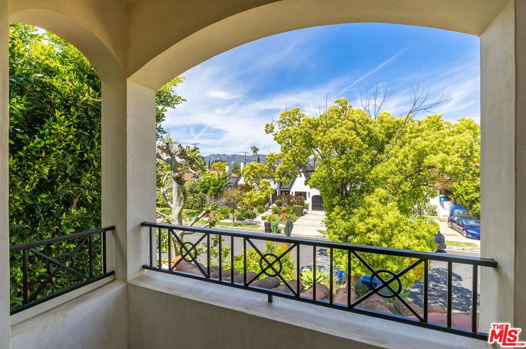 6370 Lindenhurst Ave, Los Angeles CA  90048-4730 exterior