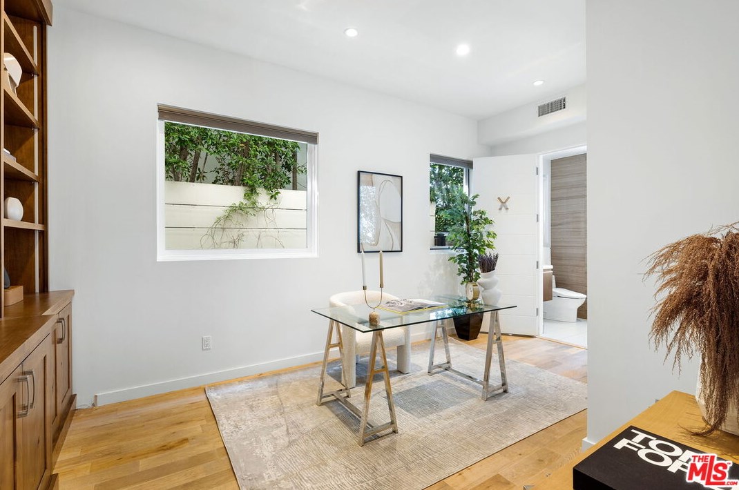 6370 Lindenhurst Ave, Los Angeles CA  90048-4730 exterior