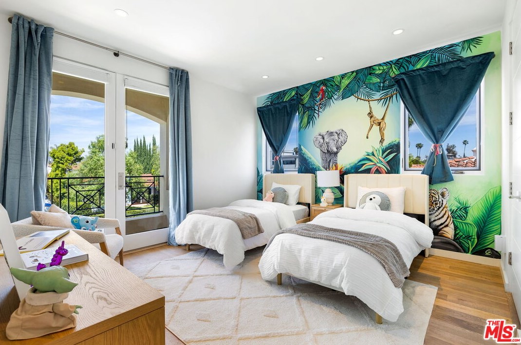 6370 Lindenhurst Ave, Los Angeles CA  90048-4730 exterior