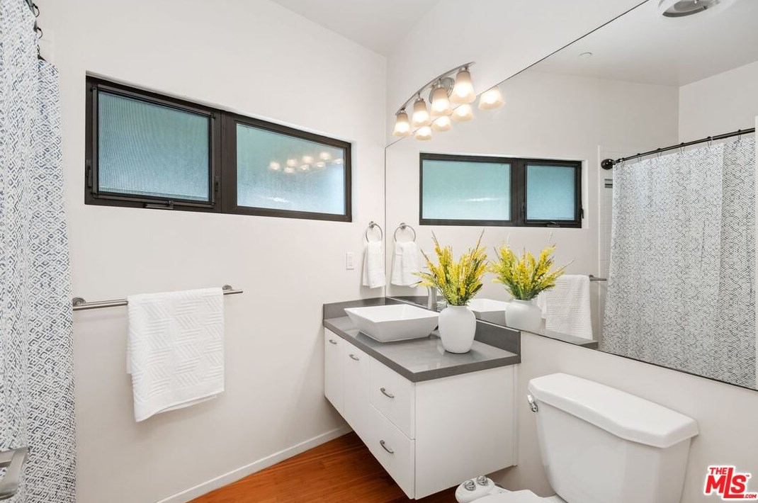 645 Pioneer Dr, Glendale CA  91203-1636 exterior