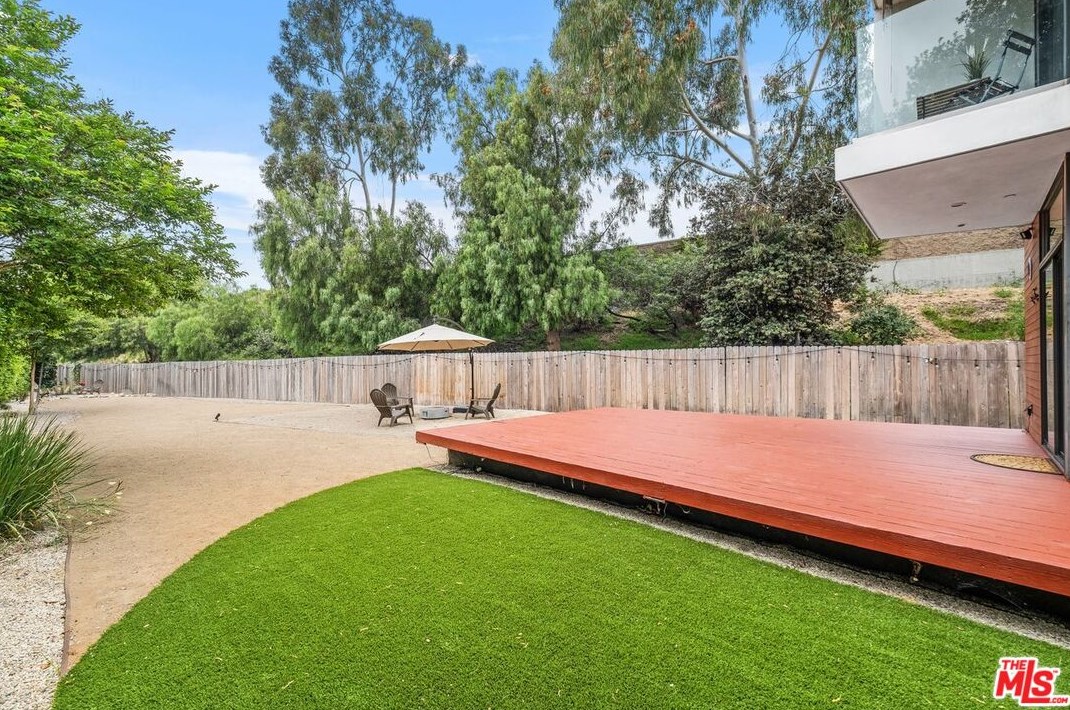 645 Pioneer Dr, Glendale CA  91203-1636 exterior