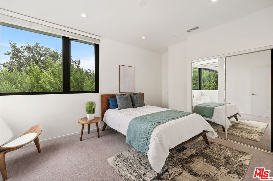 645 Pioneer Dr, Glendale CA  91203-1636 exterior