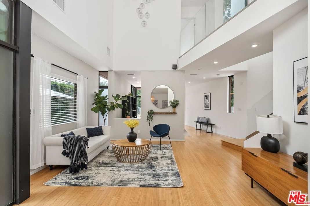 645 Pioneer Dr, Glendale CA  91203-1636 exterior