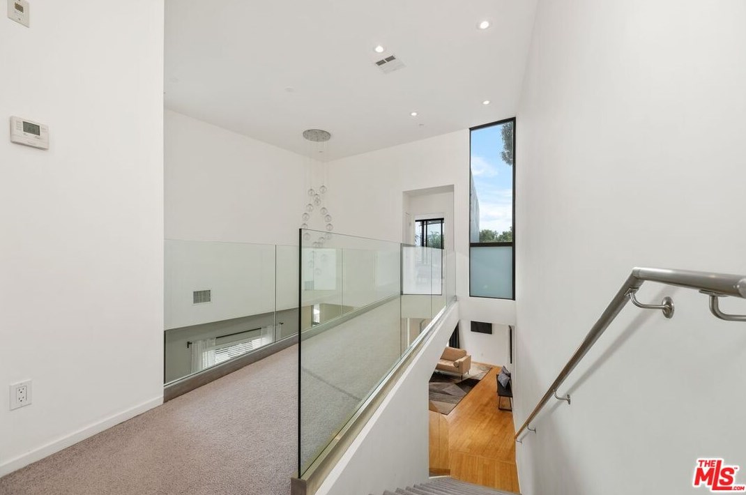 645 Pioneer Dr, Glendale CA  91203-1636 exterior