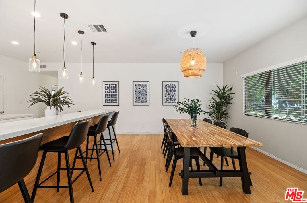 645 Pioneer Dr, Glendale CA  91203-1636 exterior