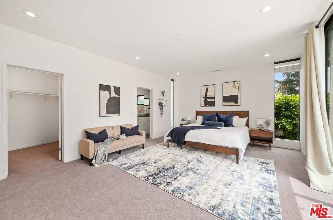 645 Pioneer Dr, Glendale CA  91203-1636 exterior