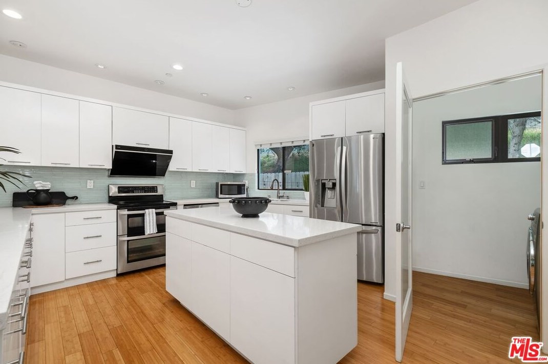 645 Pioneer Dr, Glendale CA  91203-1636 exterior