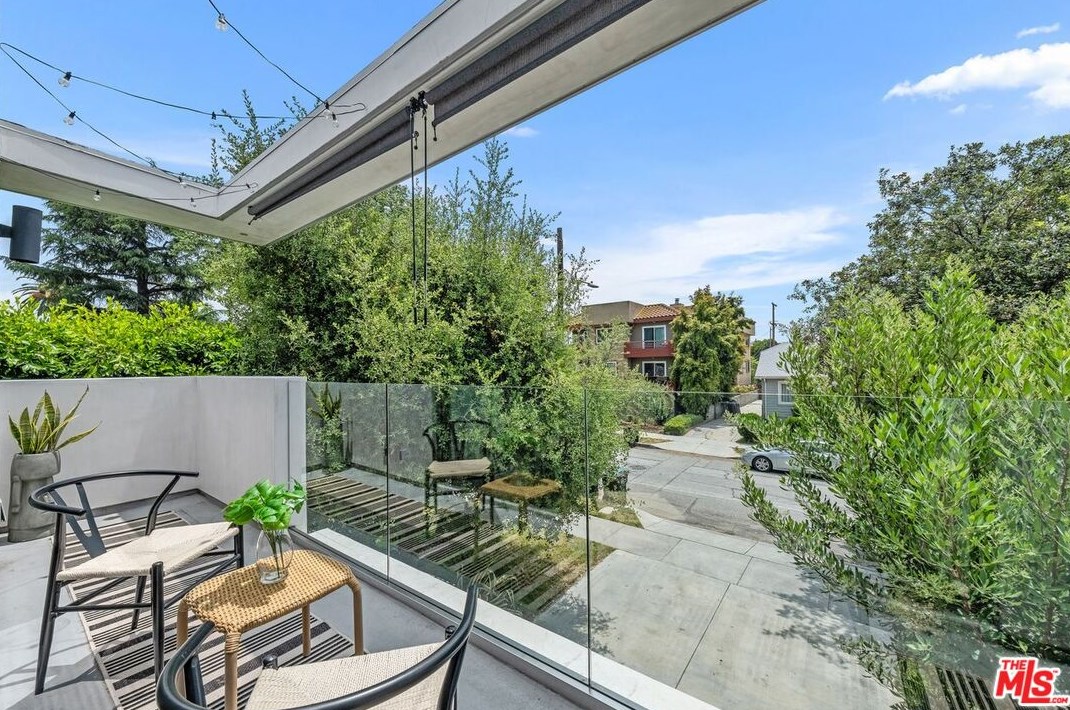 645 Pioneer Dr, Glendale CA  91203-1636 exterior