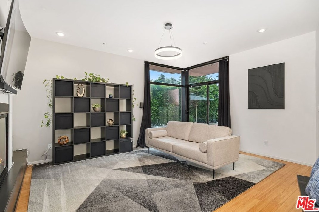 645 Pioneer Dr, Glendale CA  91203-1636 exterior