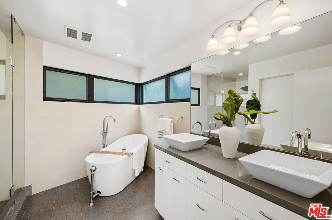 645 Pioneer Dr, Glendale CA  91203-1636 exterior