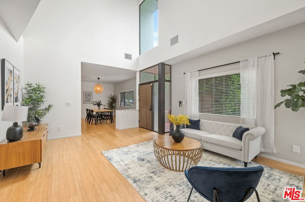 645 Pioneer Dr, Glendale CA  91203-1636 exterior