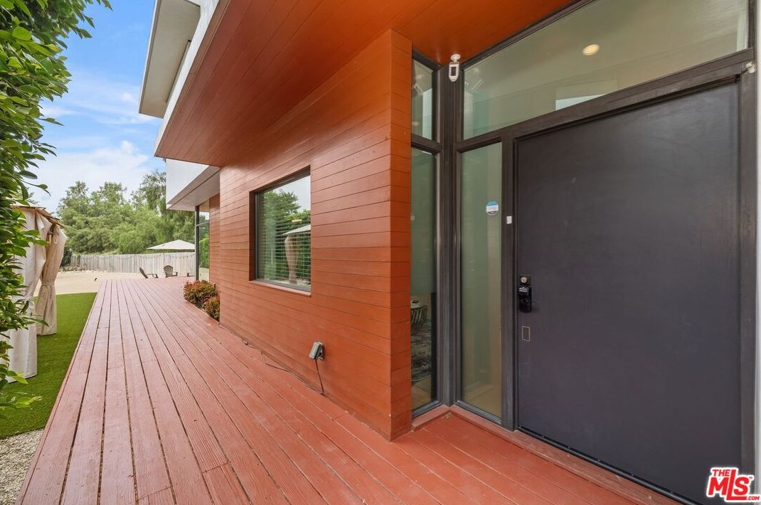 645 Pioneer Dr, Glendale CA  91203-1636 exterior