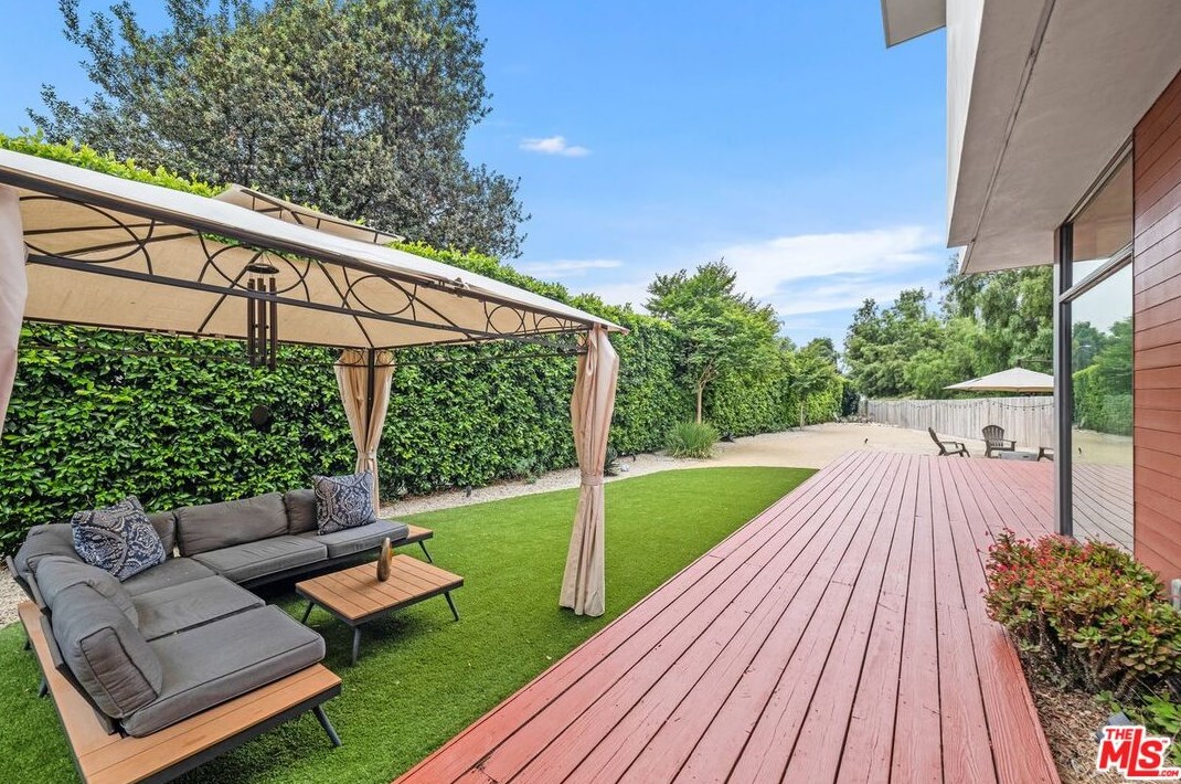 645 Pioneer Dr, Glendale CA  91203-1636 exterior