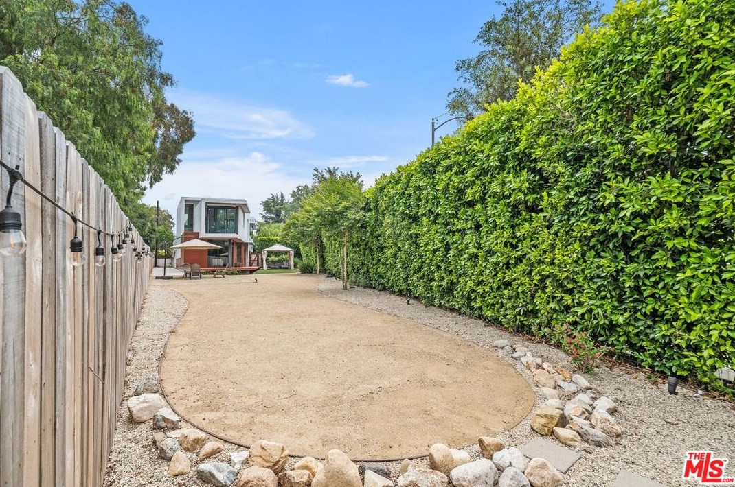 645 Pioneer Dr, Glendale CA  91203-1636 exterior