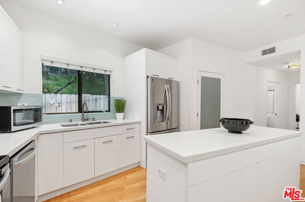 645 Pioneer Dr, Glendale CA  91203-1636 exterior