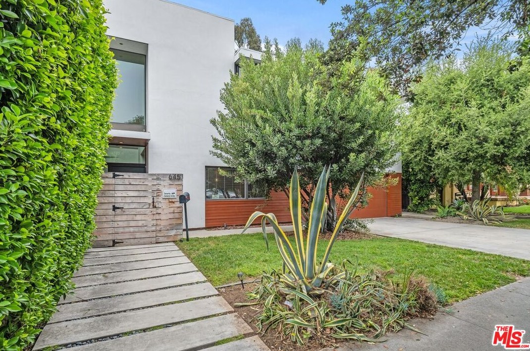 645 Pioneer Dr, Glendale CA  91203-1636 exterior