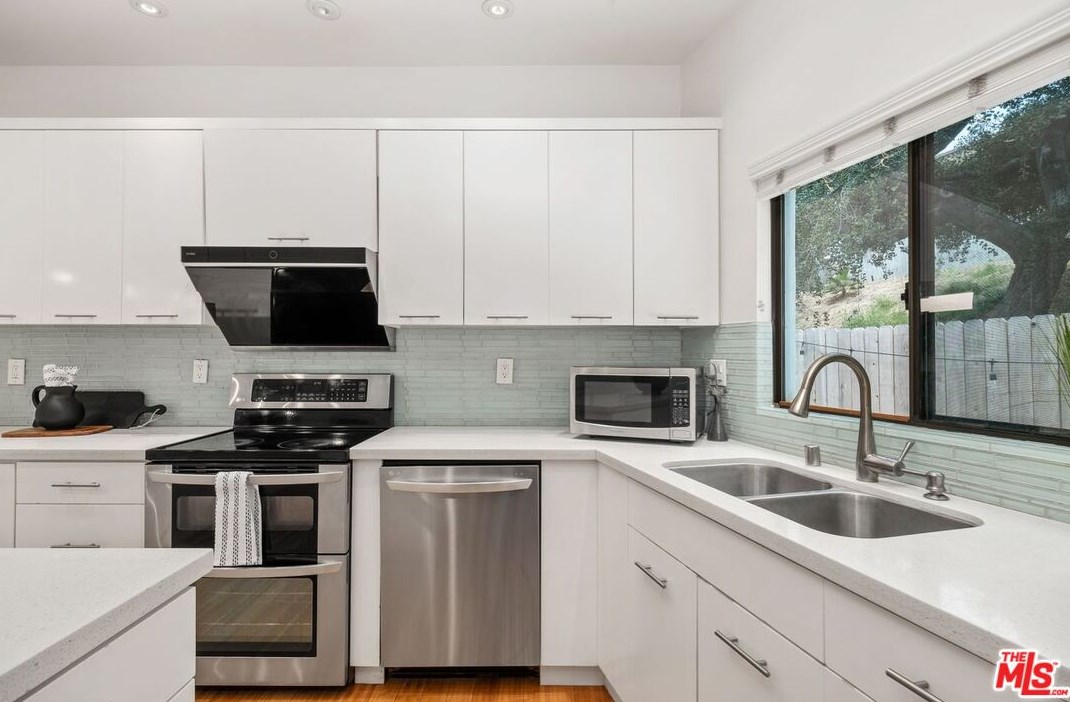 645 Pioneer Dr, Glendale CA  91203-1636 exterior