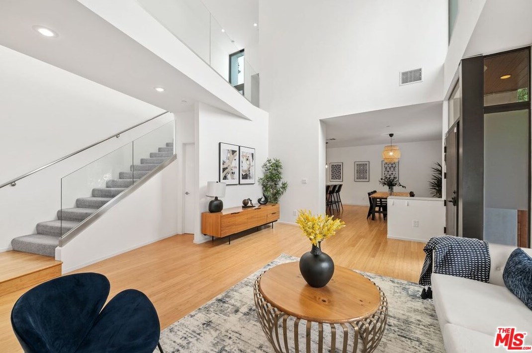 645 Pioneer Dr, Glendale CA  91203-1636 exterior