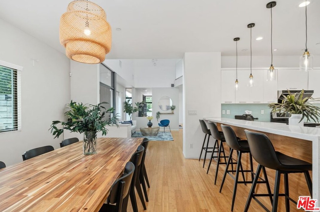 645 Pioneer Dr, Glendale CA  91203-1636 exterior