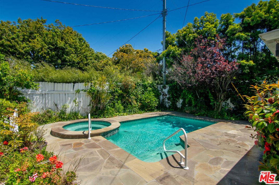 11840 Stanwood Dr, Los Angeles CA  90066-1122 exterior