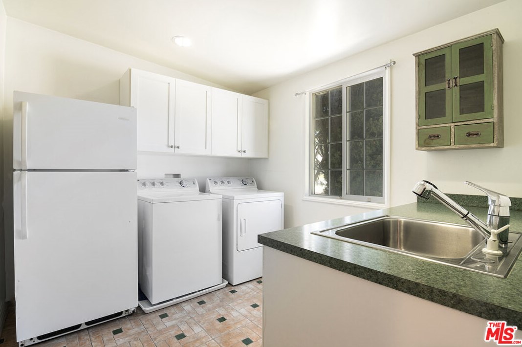 11840 Stanwood Dr, Los Angeles CA  90066-1122 exterior