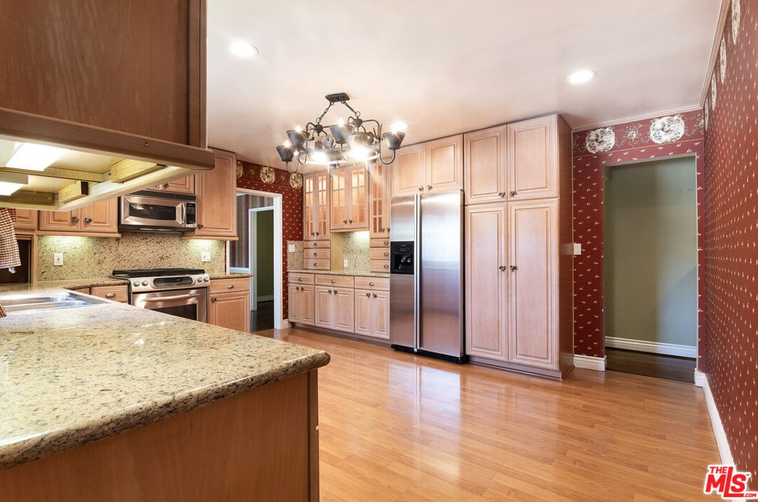 11840 Stanwood Dr, Los Angeles CA  90066-1122 exterior