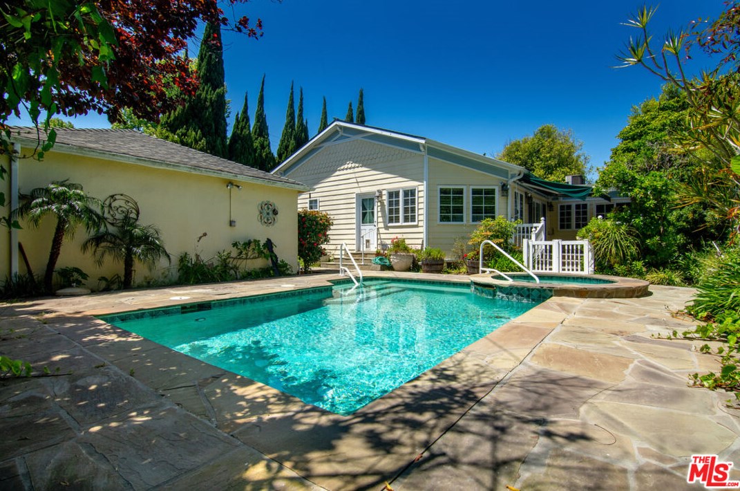 11840 Stanwood Dr, Los Angeles CA  90066-1122 exterior