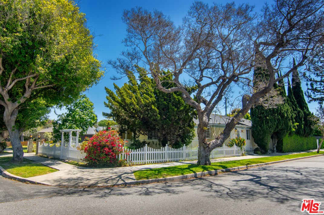 11840 Stanwood Dr, Los Angeles CA  90066-1122 exterior