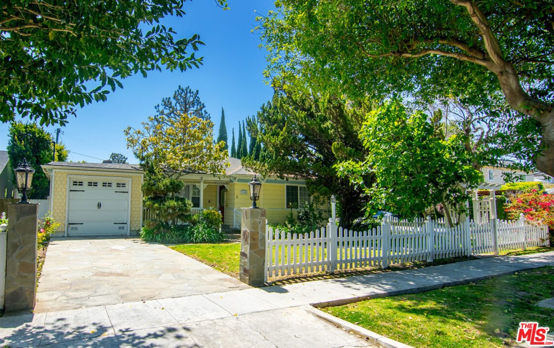 11840 Stanwood Dr, Los Angeles CA  90066-1122 exterior