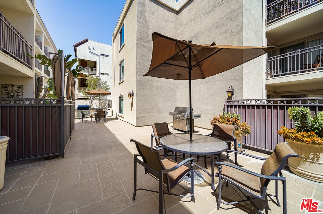 141 Clark Dr, Los Angeles CA  90048-3212 exterior