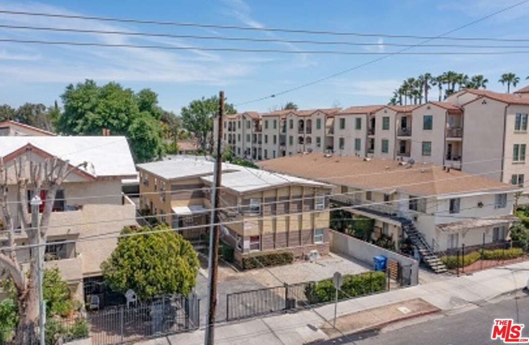 7260 Canby Ave, Los Angeles CA  91335-2957 exterior