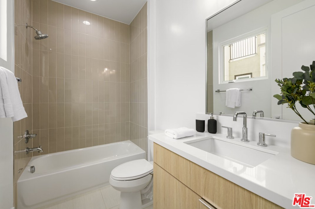 1248 Lodi Pl, Los Angeles CA  90038-1710 exterior