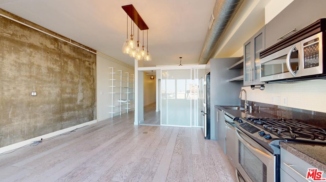 1111 Grand Ave, Los Angeles CA  90015-2164 exterior