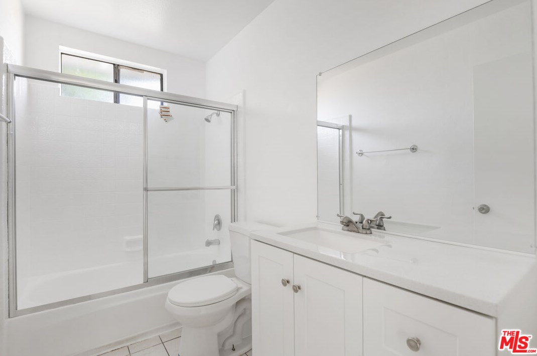 961 Edgeware Rd, Los Angeles CA  90026-5635 exterior