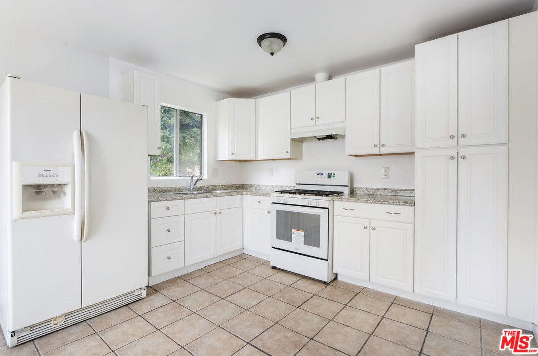 961 Edgeware Rd, Los Angeles CA  90026-5635 exterior