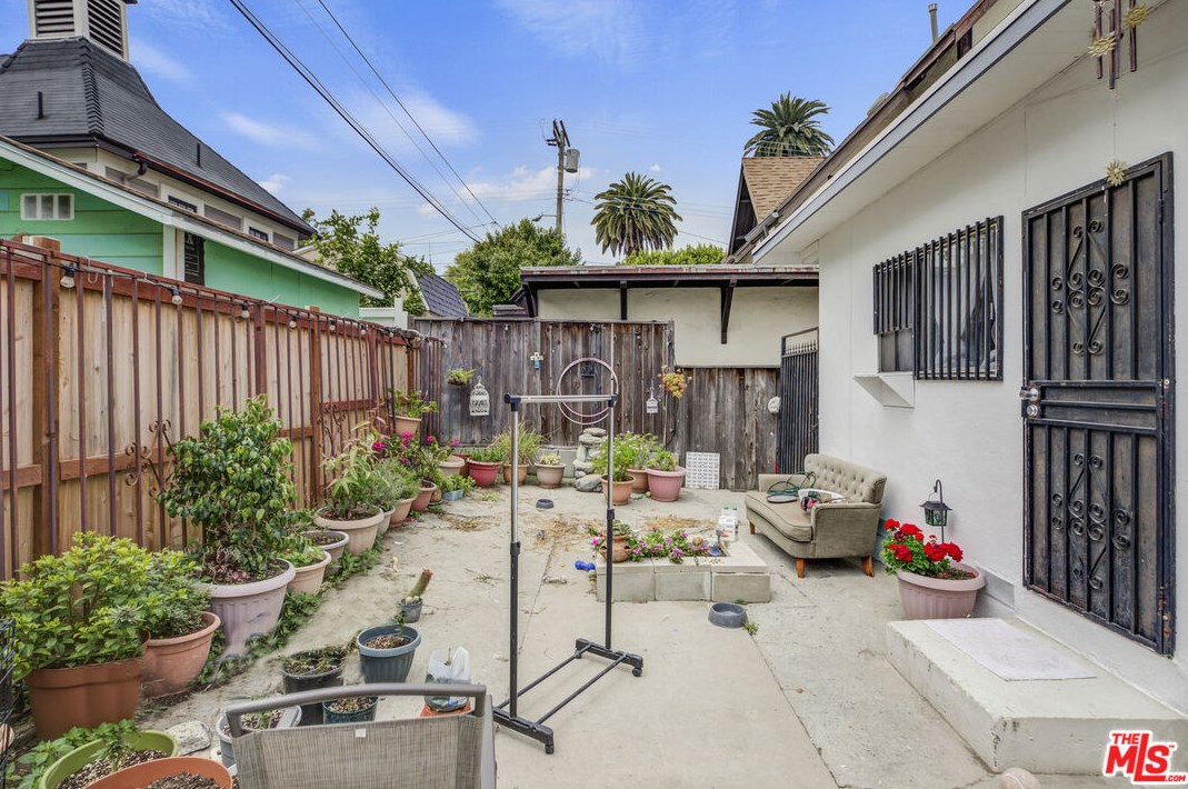 961 Edgeware Rd, Los Angeles CA  90026-5635 exterior