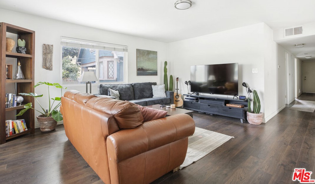 961 Edgeware Rd, Los Angeles CA  90026-5635 exterior