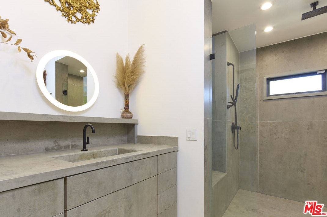 8902 Gibson St, Los Angeles CA  90034-2422 exterior