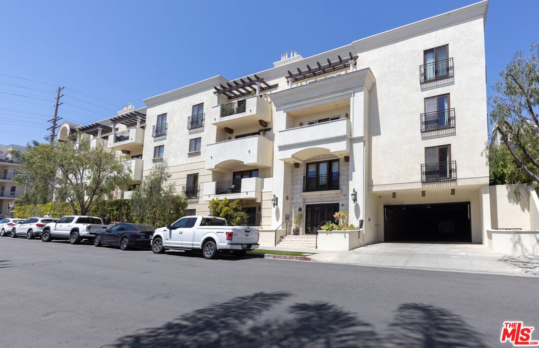 11863 Darlington Ave, Los Angeles CA  90049-7223 exterior