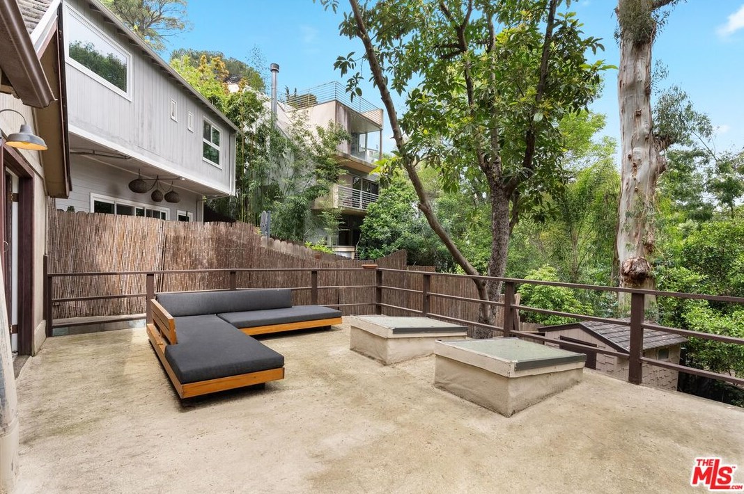 8868 Lookout Mountain Ave, Los Angeles CA  90046-1820 exterior