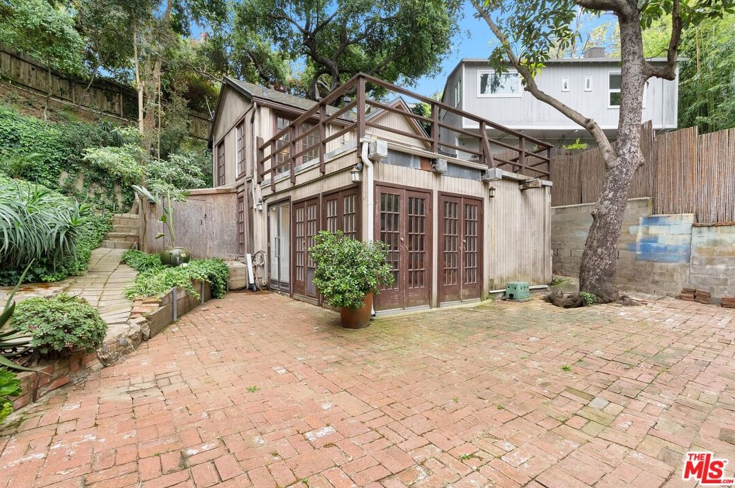 8868 Lookout Mountain Ave, Los Angeles CA  90046-1820 exterior